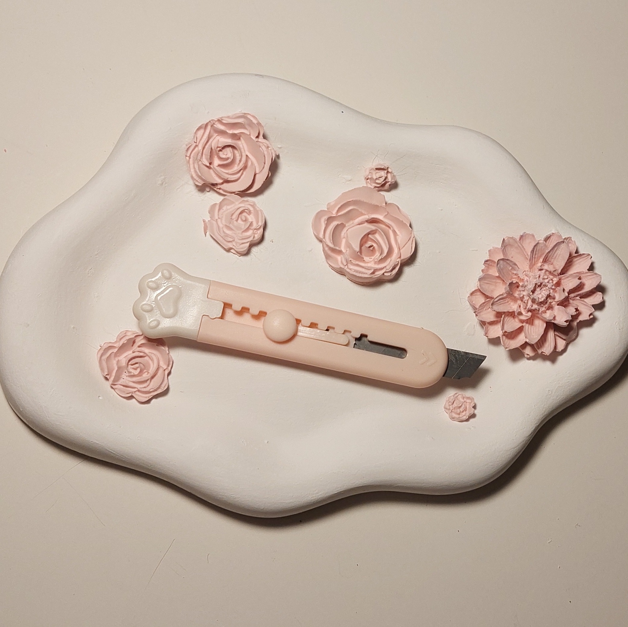 کاتر طرح پنجه گربه صورتی ملایم